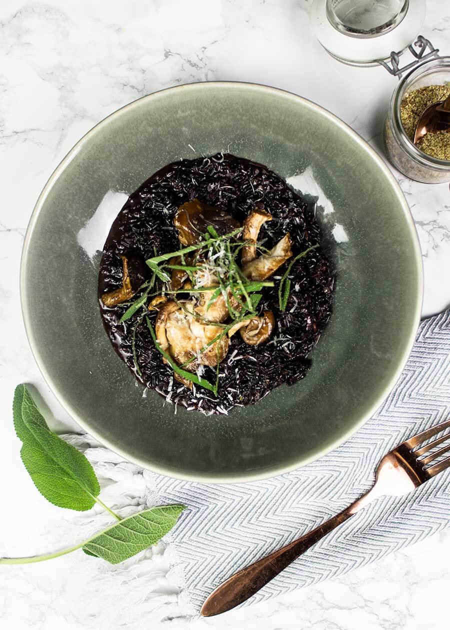 Creamy vegan risotto with black rice 