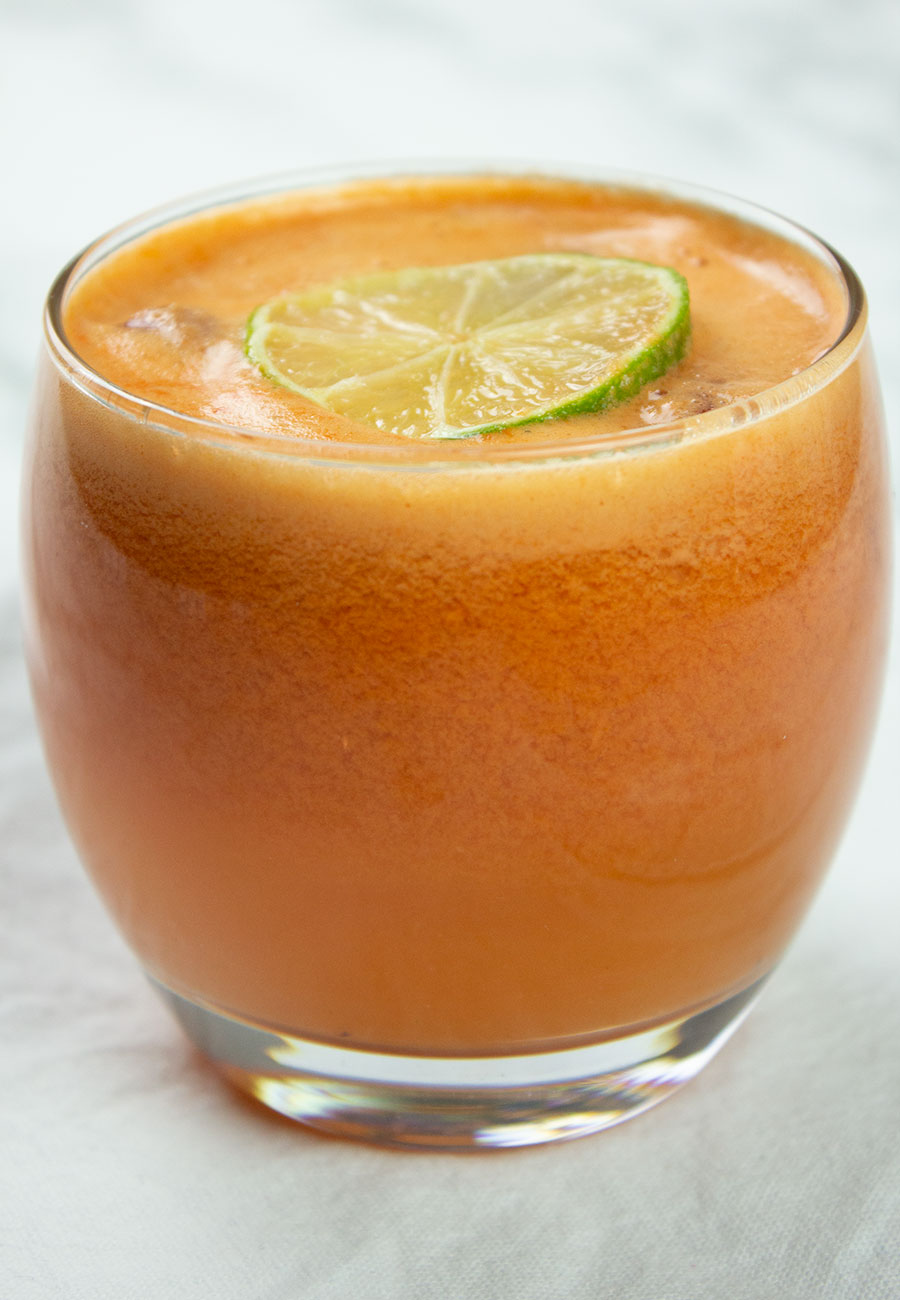 Detox carrot juice with lime