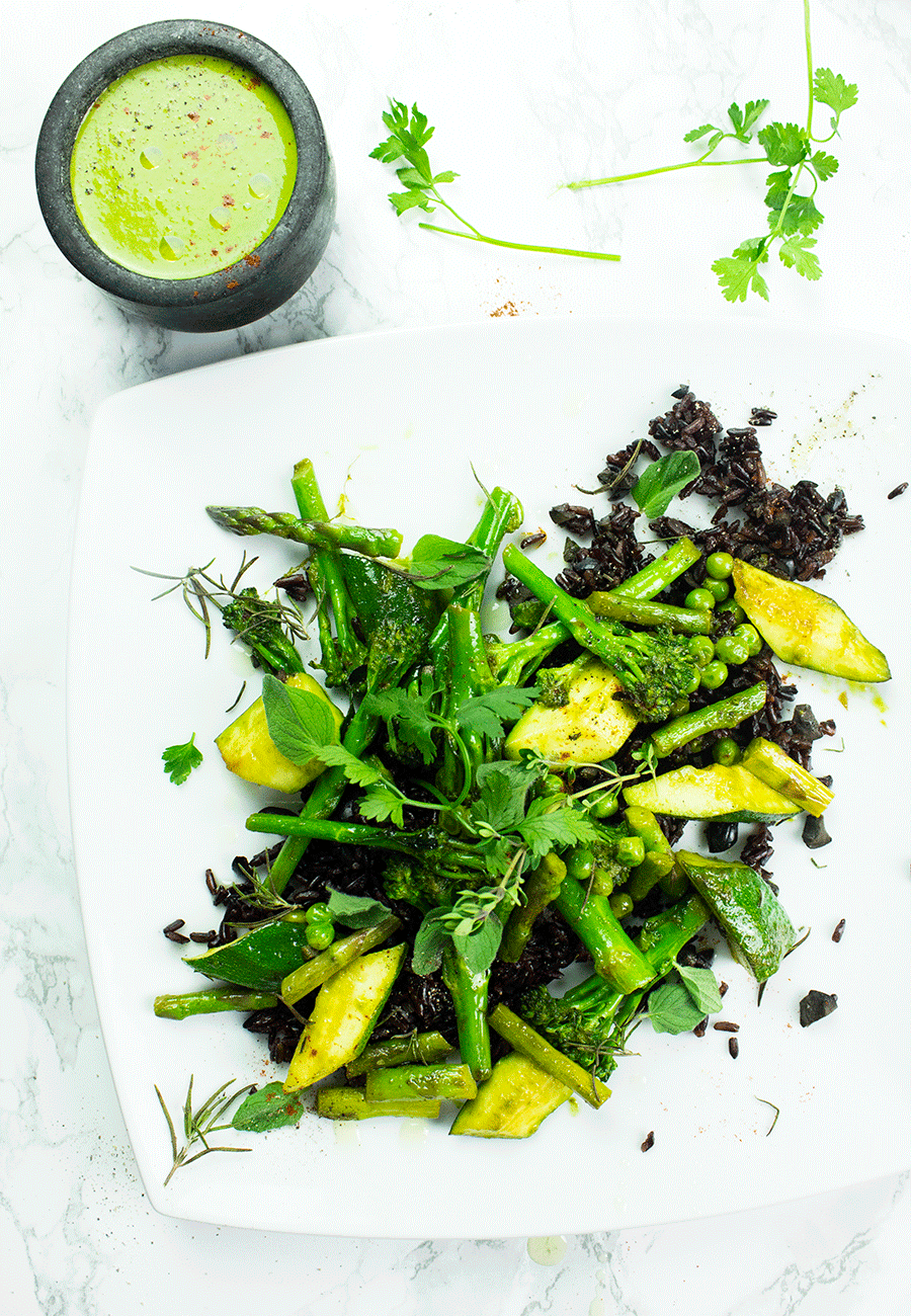 Green garden salad with black rice and a zingy spinach & garlic dressing