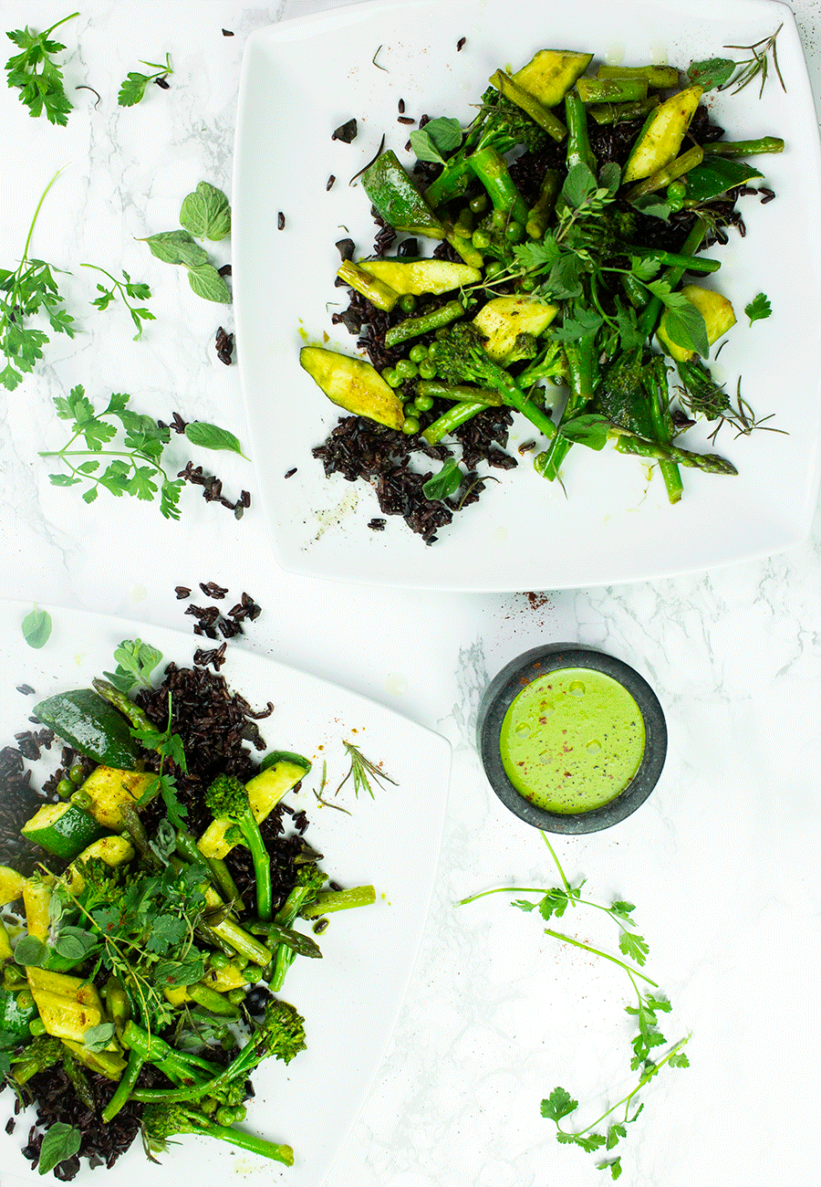 Green garden salad with black rice and a zingy spinach & garlic dressing