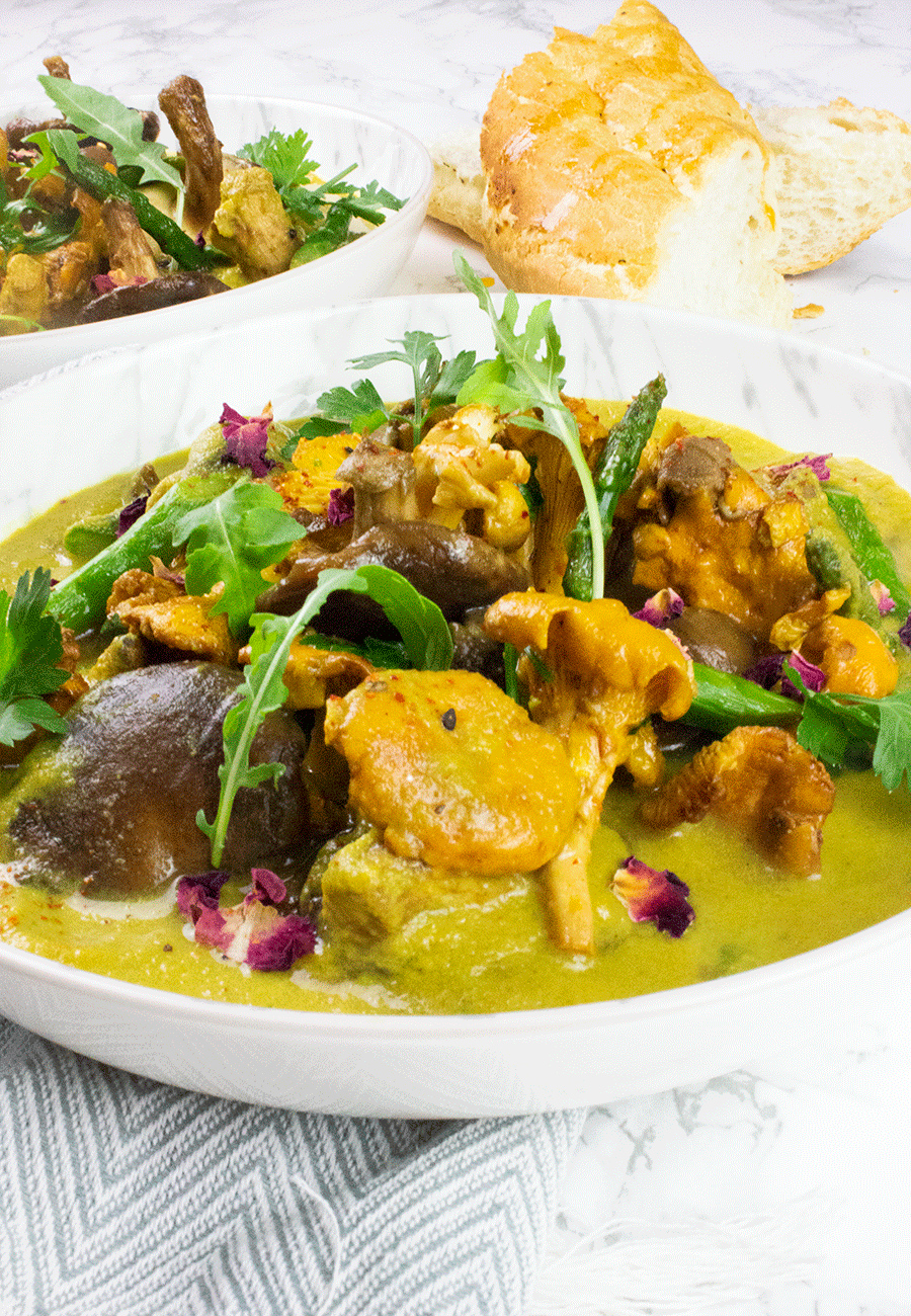 Cauliflower soup with mushrooms and asparagus 