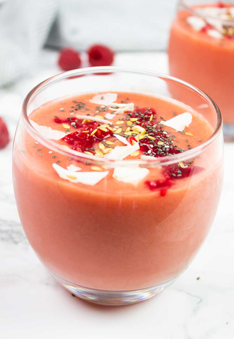 Smoothie with coconut water, raspberries and mango 