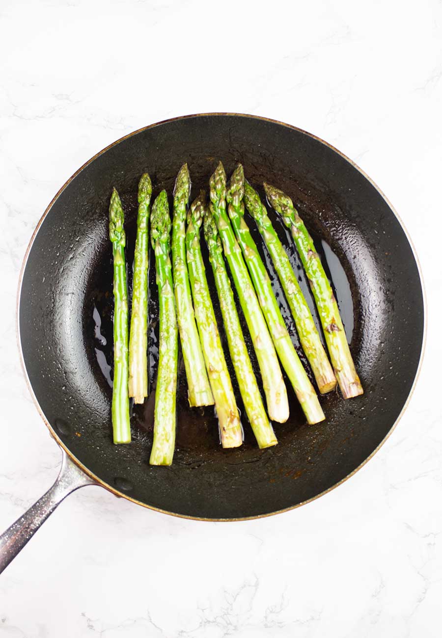 Frying asparagus